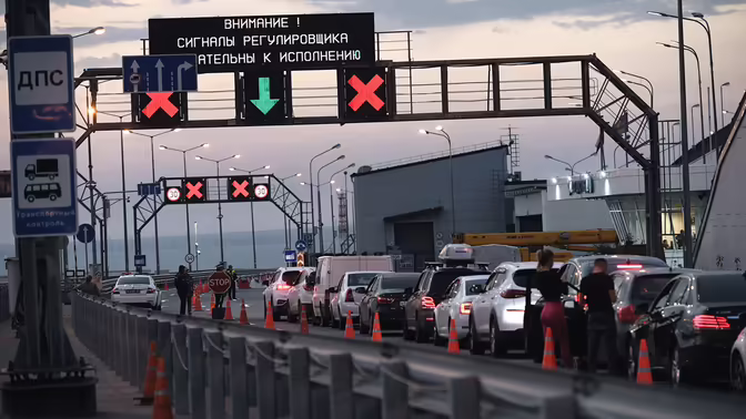 На Крымском мосту перекрыли движение