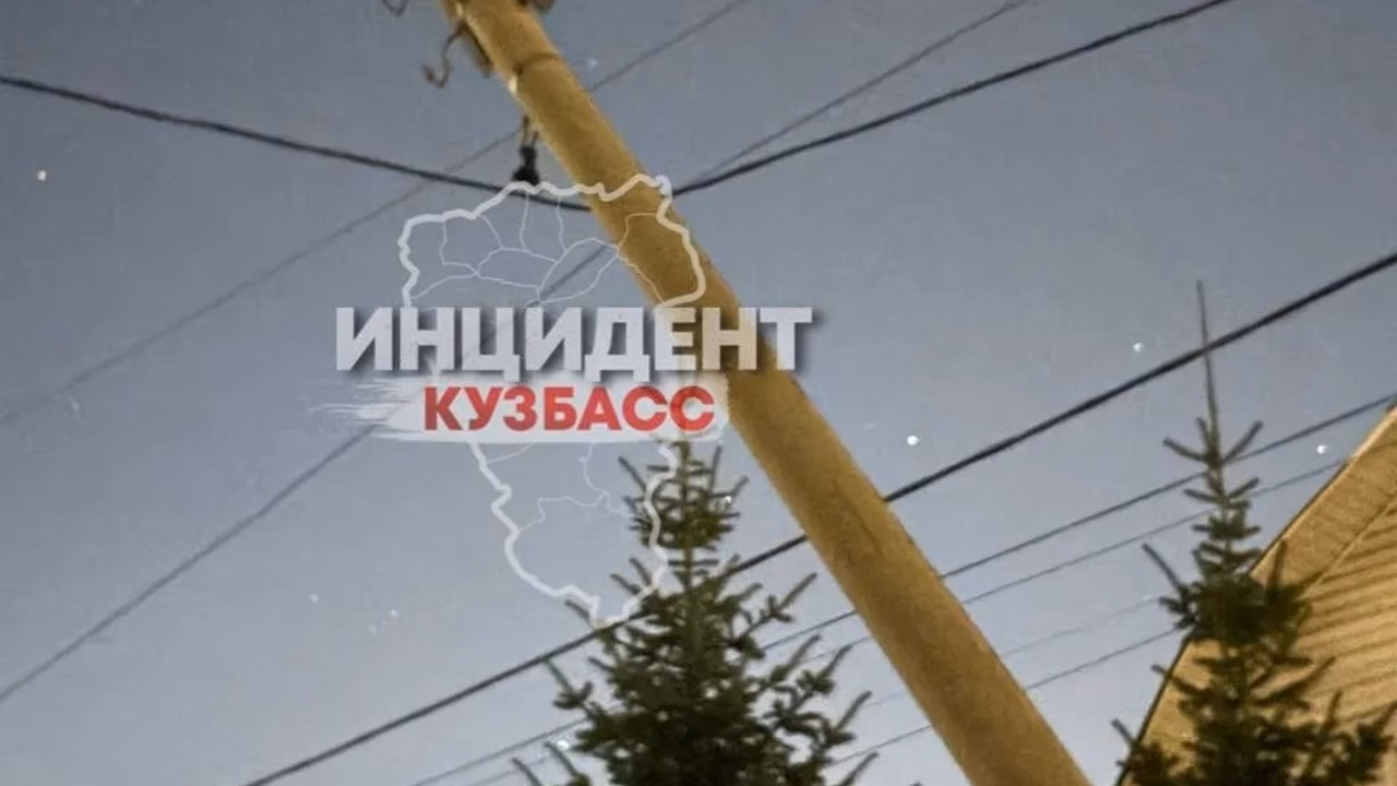 В Кемерове легковушка врезалась в столб, очевидцы сообщили о пьяном водителе