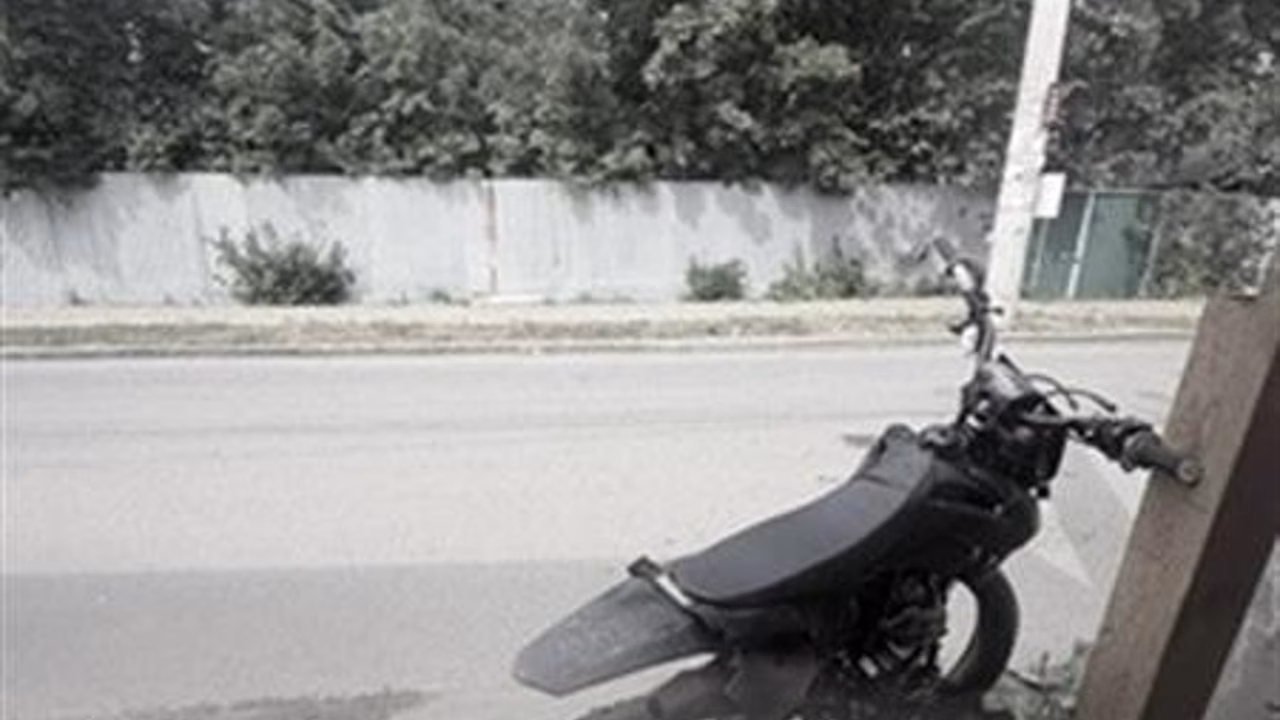 В Самаре погиб водитель мотоцикла, столкнувшегося с металлической опорой