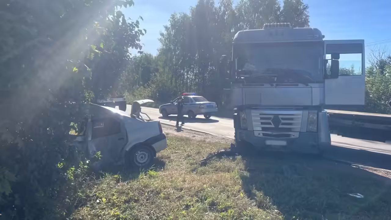В Орловской области водитель Рено погиб в ДТП с фурой