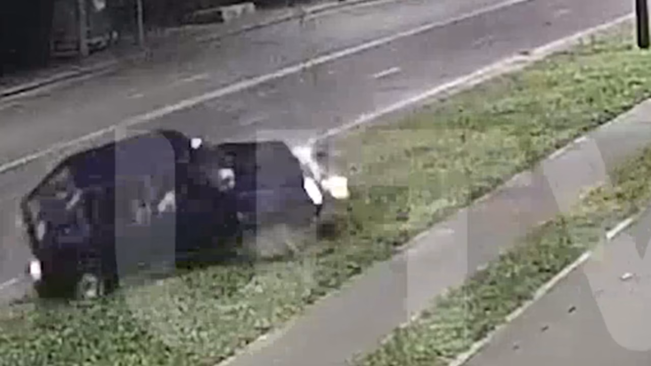 В Уфе на видео попал автомобиль, который попал в ДТП и перевернулся