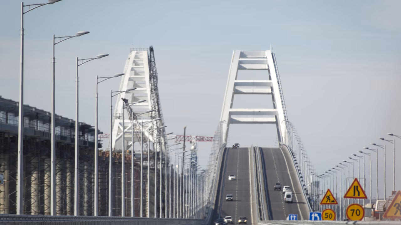 Движение по Крымскому мосту возобновлено после временного ограничения