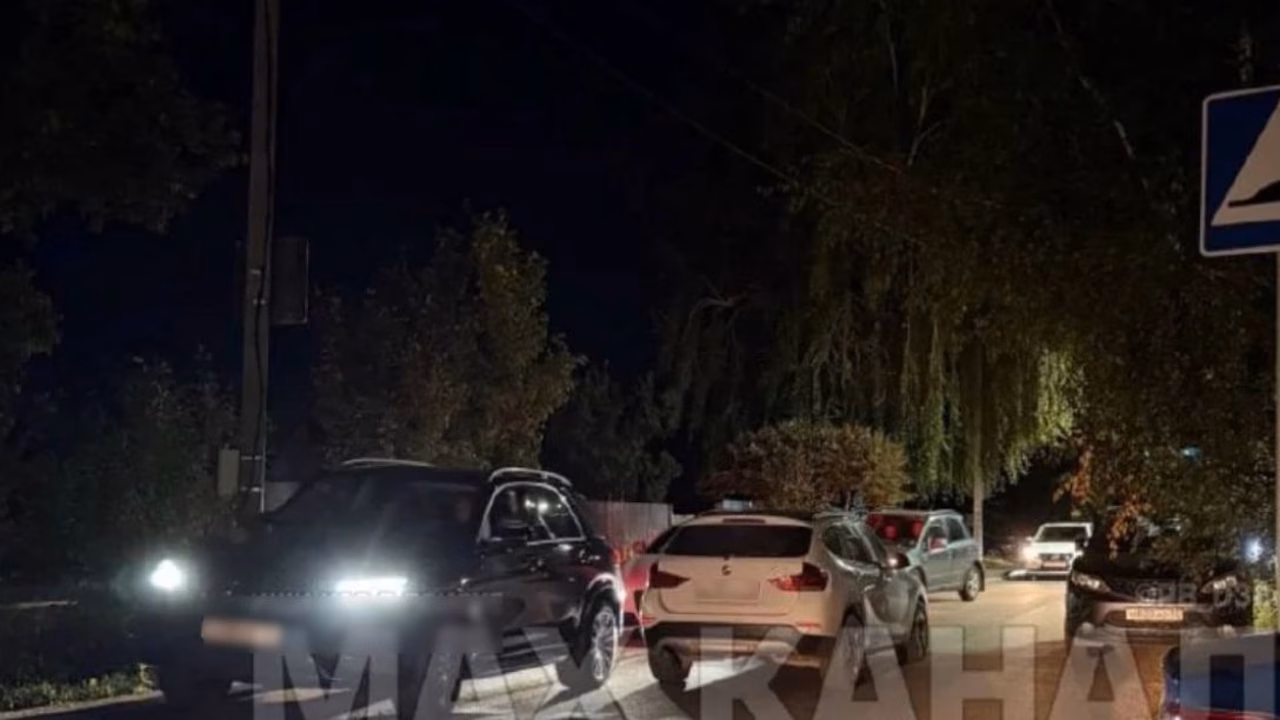 Брянец заблокировал автомобилем движение на улице Плодородной