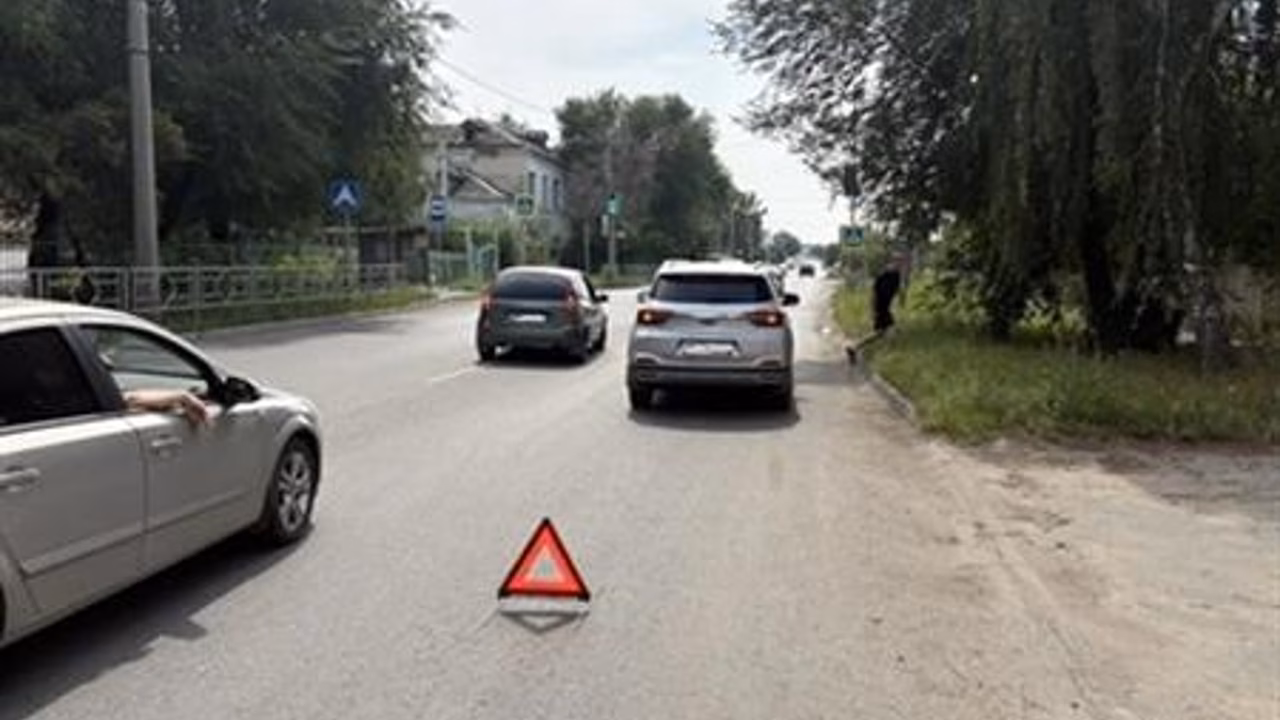 Chery Tiggo врезался в стоящую Lada Vesta в Сызрани, пострадали двое детей