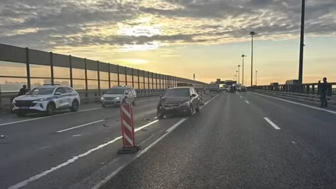 В Петербурге на КАД уснувшая водительница сбила рабочего