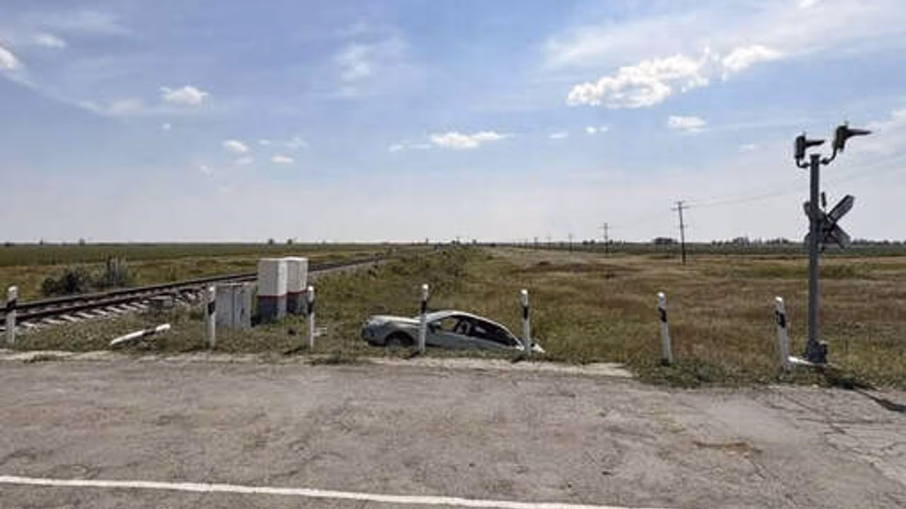 В Саратовской области человек не выжил в результате столкновения поезда и авто
