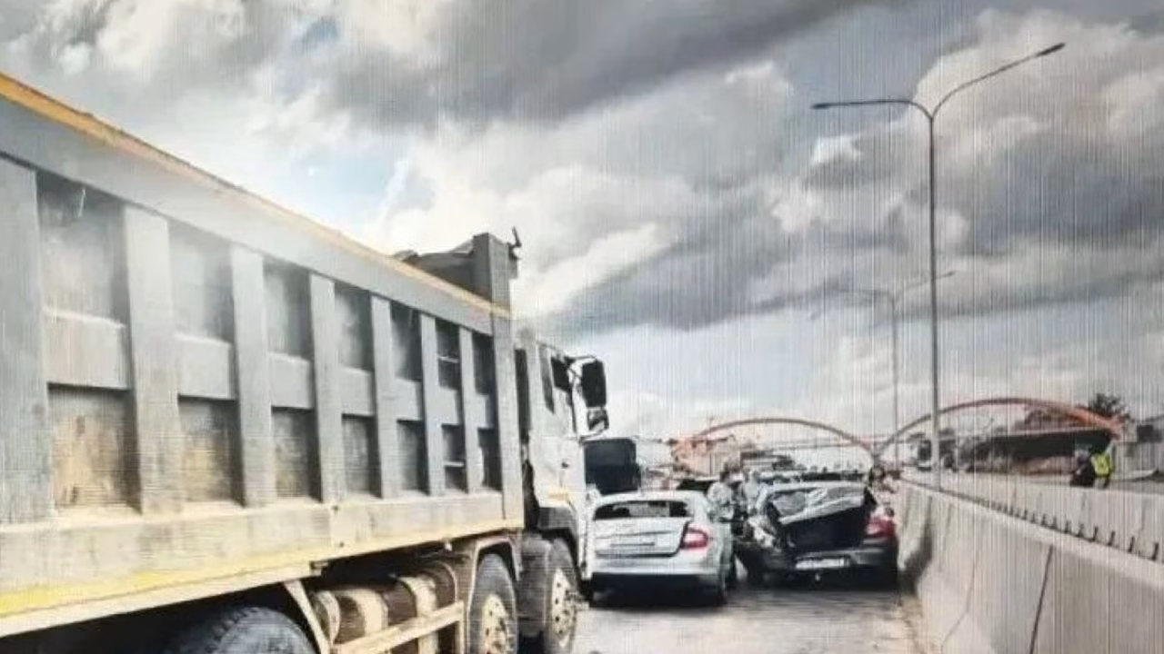 В Калужской области грузовик врезался в четыре авто, пострадал ребёнок