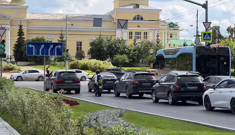 городская дорога с автомоблями