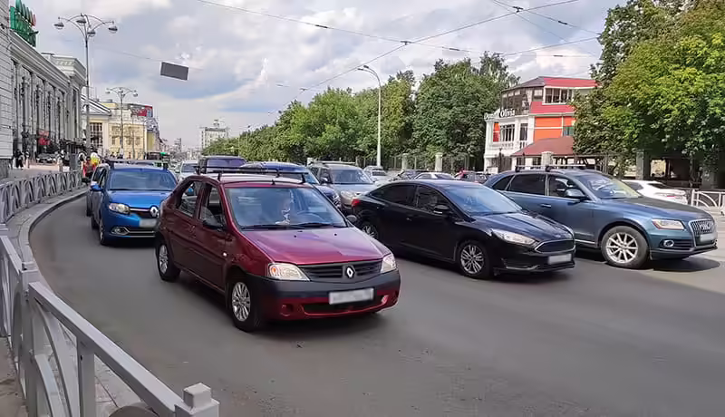 автомобили на улице в городе