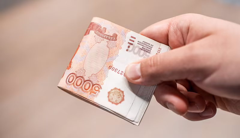 деньги в руке