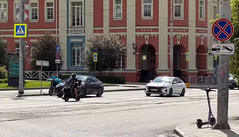 городская дорога с автомобилями летом