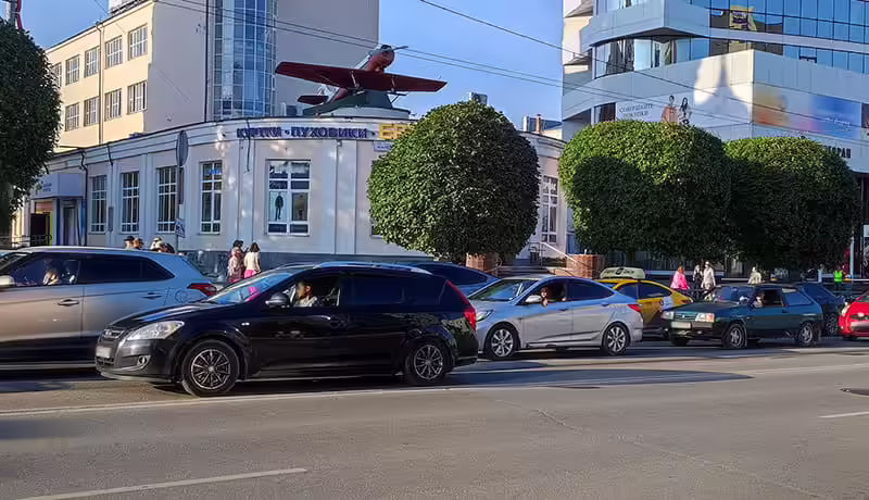 автомобили стоят на светофоре в городе