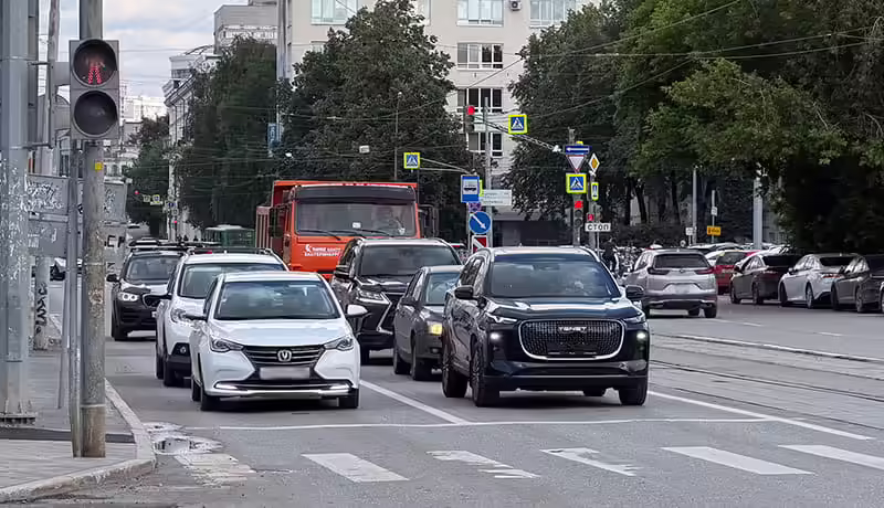 авто стоят на стоп линии